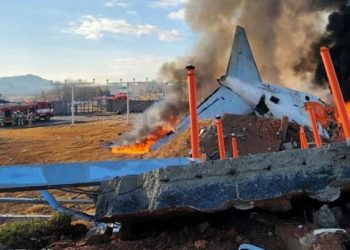 Αεροπορική τραγωδία στη Νότια Κορέα: Φόβοι της πυροσβεστικής ότι μόλις δυο από τους 181 επιβαίνοντες επέζησαν