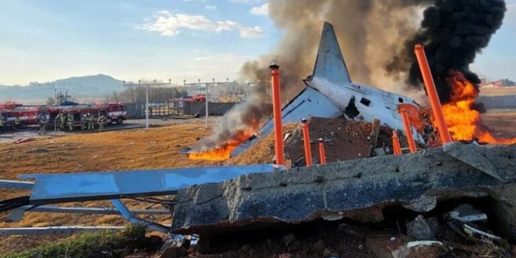 Αεροπορική τραγωδία στη Νότια Κορέα: Φόβοι της πυροσβεστικής ότι μόλις δυο από τους 181 επιβαίνοντες επέζησαν
