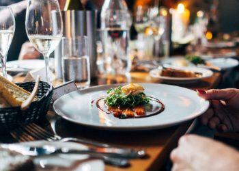 Εστίαση: Μειωμένη η εορταστική περίοδος – Οι προκλήσεις και οι νέες στρατηγικές των επιχειρήσεων