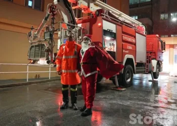 Μυτιλήνη: Πυροσβέστης ντυμένος Άγιος Βασίλης έδωσε δώρα στα παιδιά του νοσοκομείου