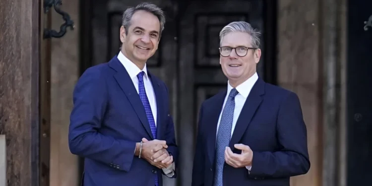 Σήμερα το τετ α τετ Μητσοτάκη – Στάρμερ στο Λονδίνο: Γεωπολιτικές εξελίξεις και τα Γλυπτά του Παρθενώνα στην ατζέντα