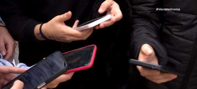 Κυβερνητικό σχέδιο για τον εθισμό ανηλίκων στα social media: Παρουσιάζεται αύριο Δευτέρα 30/12