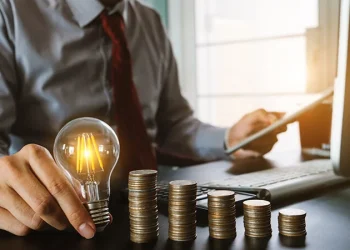 Νέες επιδοτήσεις ρεύματος για μικρομεσαίες επιχειρήσεις και νοικοκυριά τον Δεκέμβριο