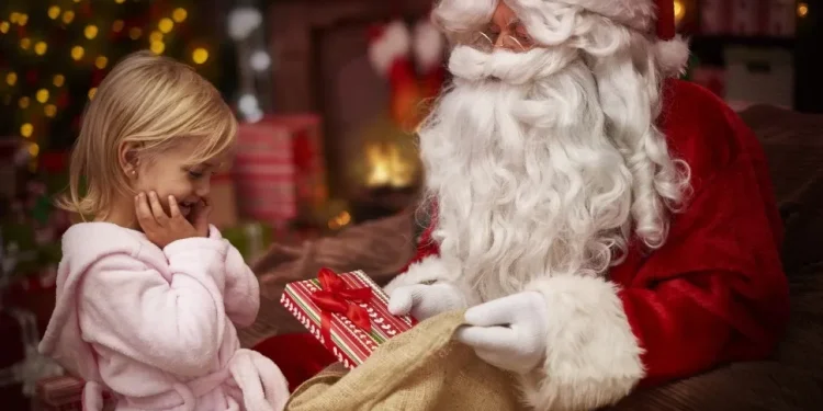 Ο Άγιος Βασίλης ξεκίνησε το ταξίδι του – Παρακολουθήστε live την πορεία του πάνω από όλες τις χώρες