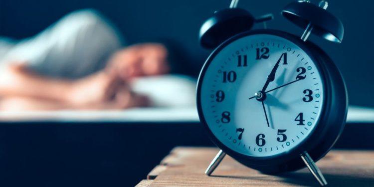10 Βραδινές Συνήθειες για Καλύτερο Ύπνο και Απόδοση
