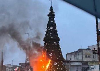 Συρία: Εκατοντάδες χριστιανοί διαδηλώνουν στη Δαμασκό μετά την πυρπόληση χριστουγεννιάτικου ελάτου