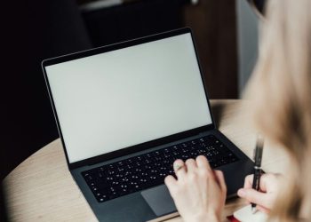 Επιδότηση laptop και tablet: Ξεκινούν οι αιτήσεις – Τι πρέπει να γνωρίζετε