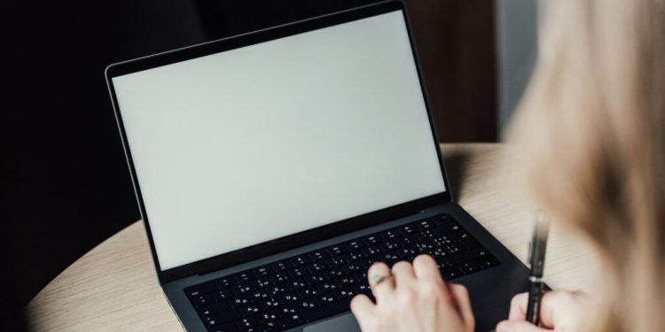 Επιδότηση laptop και tablet: Ξεκινούν οι αιτήσεις – Τι πρέπει να γνωρίζετε