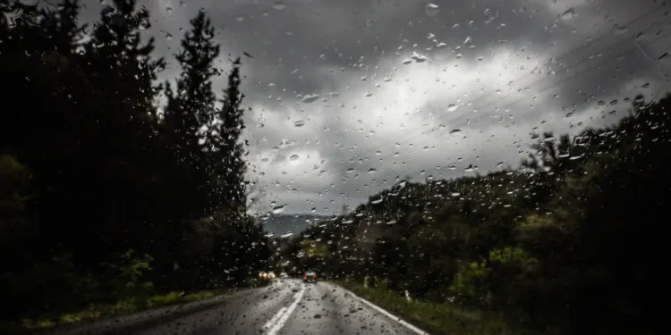 Καιρός σήμερα: Βροχές και καταιγίδες τοπικά ισχυρές με άνοδο θερμοκρασίας