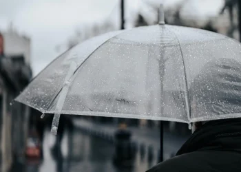 Καιρός: Βροχές και καταιγίδες σήμερα – Η πρόγνωση για τα Χριστούγεννα