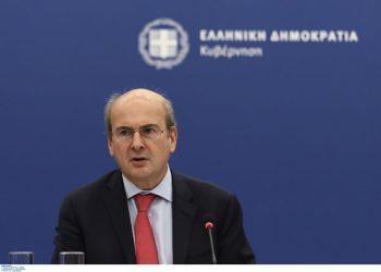 Χατζηδάκης: Μείωση 50% στις τραπεζικές προμήθειες – Τι σημαίνει για τους πολίτες