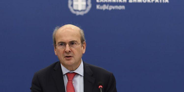 Χατζηδάκης: Μείωση 50% στις τραπεζικές προμήθειες – Τι σημαίνει για τους πολίτες