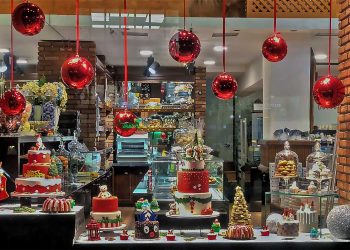 Εορταστικό ωράριο: Πώς θα λειτουργήσουν τα καταστήματα Δευτέρα και Τρίτη