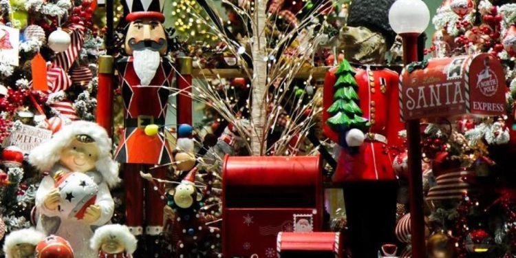 Εορταστικό ωράριο: Πότε ξεκινά και ποιες Κυριακές θα είναι ανοιχτά τα καταστήματα στην Αθήνα