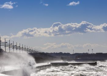 Καιρός: Αίθριος με τοπικές νεφώσεις – Άνεμοι έως 7 μποφόρ στο Αιγαίο