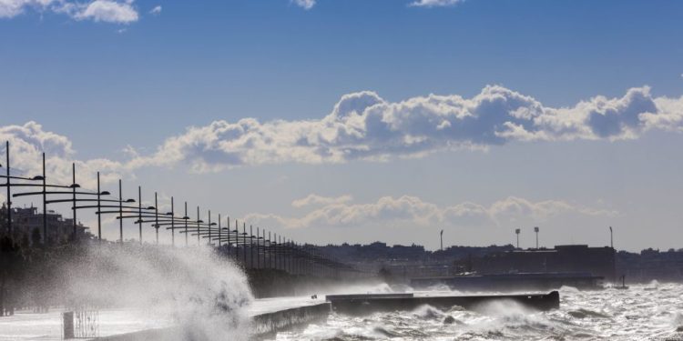 Καιρός: Αίθριος με τοπικές νεφώσεις – Άνεμοι έως 7 μποφόρ στο Αιγαίο