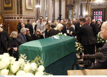 Μίμης Δομάζος: Σε κλίμα συγκίνησης η κηδεία του – Πλήθος κόσμου στο τελευταίο αντίο στον «Στρατηγό»