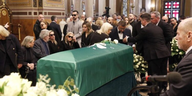 Μίμης Δομάζος: Σε κλίμα συγκίνησης η κηδεία του – Πλήθος κόσμου στο τελευταίο αντίο στον «Στρατηγό»