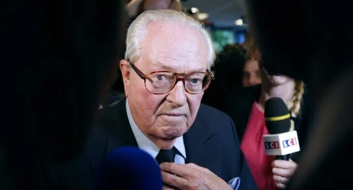 Ζαν Μαρί Λεπέν: Έφυγε σε ηλικία 96 ετών ο αμφιλεγόμενος πολιτικός που άλλαξε το πρόσωπο της Γαλλικής Δεξιάς