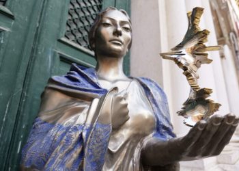 Άγαλμα του Νίκου Φλώρου που απεικονίζει τη Μαρία Κάλλας