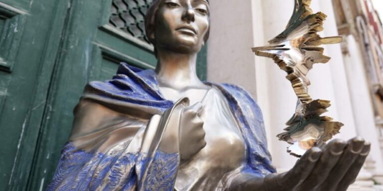 Άγαλμα του Νίκου Φλώρου που απεικονίζει τη Μαρία Κάλλας