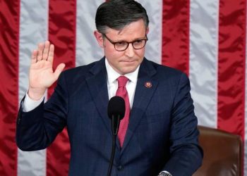 Μάικ Τζόνσον: Επανεκλέχθηκε πρόεδρος της Βουλής των Αντιπροσώπων με οριακή πλειοψηφία