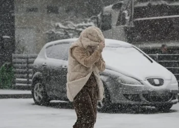 Κακοκαιρία σε πλήρη εξέλιξη: Χιόνια, βροχές και χαμηλές θερμοκρασίες σε όλη τη χώρα