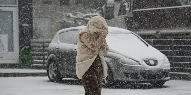 Κακοκαιρία σε πλήρη εξέλιξη: Χιόνια, βροχές και χαμηλές θερμοκρασίες σε όλη τη χώρα