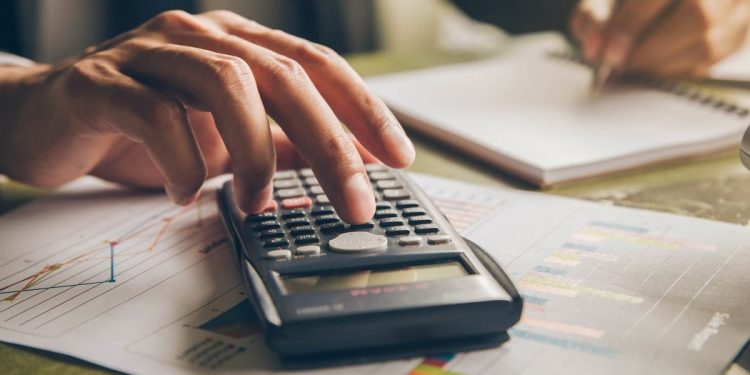 Τα επόμενα βήματα για τον νέο κατώτατο μισθό – Οι αυξήσεις που «φωτογραφίζονται» σε ιδιωτικό και δημόσιο τομέα