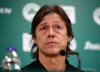 Αλμέιδα: Ένα βήμα πριν την αποχώρηση από την ΑΕΚ – Αιχμές στη συνέντευξη Τύπου