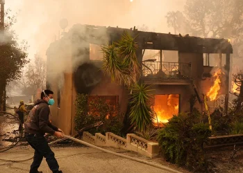 Μάχη με τις πυρκαγιές στο Λος Άντζελες: Ανησυχία για τα ανεξέλεγκτα μέτωπα