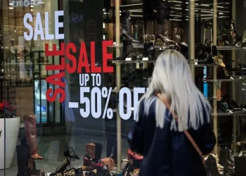 Πρώτη Κυριακή των χειμερινών εκπτώσεων 2025: Ανοιχτά καταστήματα και malls