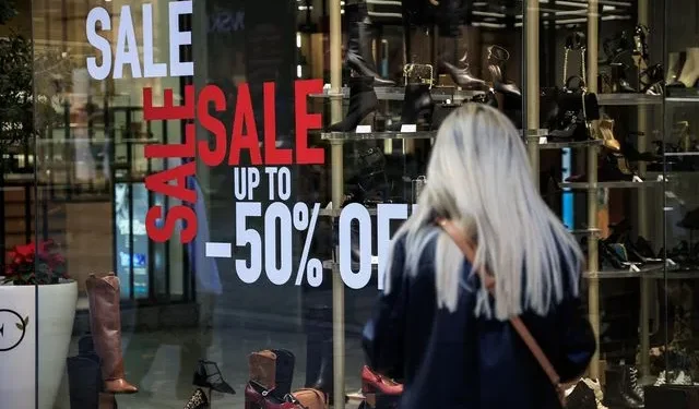 Πρώτη Κυριακή των χειμερινών εκπτώσεων 2025: Ανοιχτά καταστήματα και malls