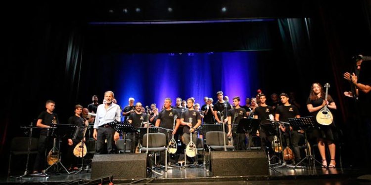 Η Σύρος γιορτάζει τη νέα χρονιά με τις μελωδίες του Σταύρου Ξαρχάκου