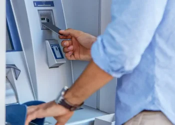 Eurostat: Οι Έλληνες περισσότερο αποταμιεύουν παρά επενδύουν ή καταναλώνουν