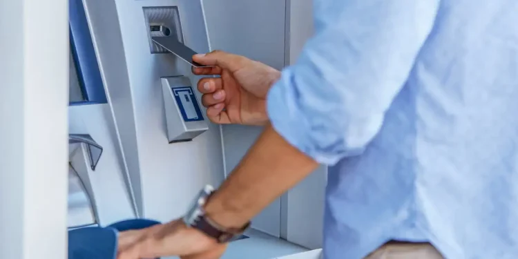 Eurostat: Οι Έλληνες περισσότερο αποταμιεύουν παρά επενδύουν ή καταναλώνουν