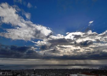 Καιρός: Παροδικές νεφώσεις με τη θερμοκρασία σε υψηλά για την εποχή επίπεδα