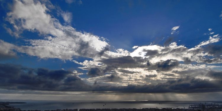 Καιρός: Παροδικές νεφώσεις με τη θερμοκρασία σε υψηλά για την εποχή επίπεδα