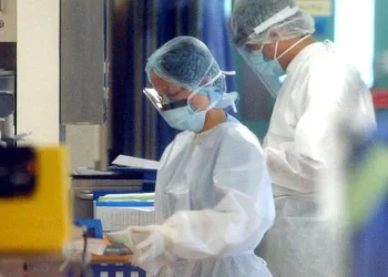 Επιδημιολογικός συναγερμός: «Κοκτέιλ» γρίπης, ιώσεων και λοιμώξεων πλήττει τη χώρα