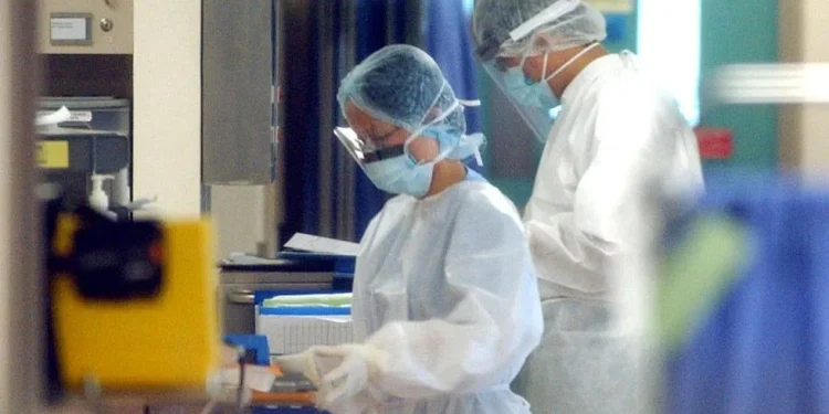 Επιδημιολογικός συναγερμός: «Κοκτέιλ» γρίπης, ιώσεων και λοιμώξεων πλήττει τη χώρα