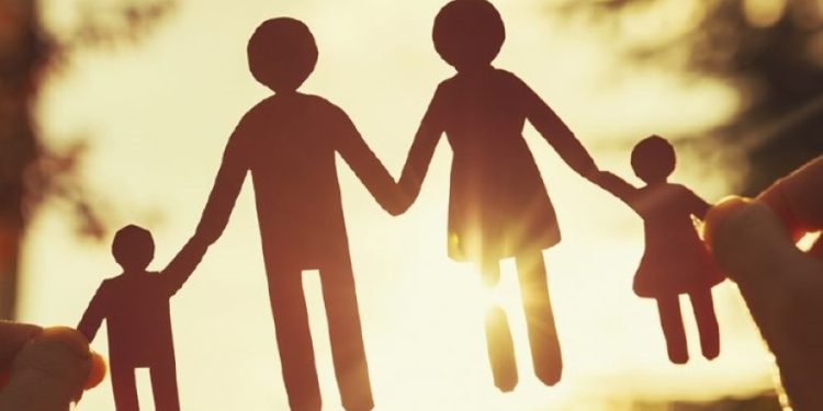 Επίδομα παιδιού: Θα καταβάλλεται σε προπληρωμένη κάρτα – Η διαδικασία