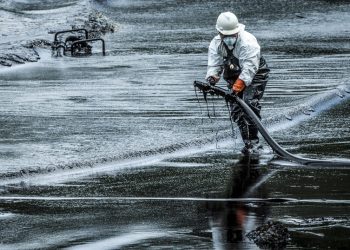 Η πετρελαιοκηλίδα στη Ρωσία και την Κριμαία συνεχίζει να εξαπλώνεται