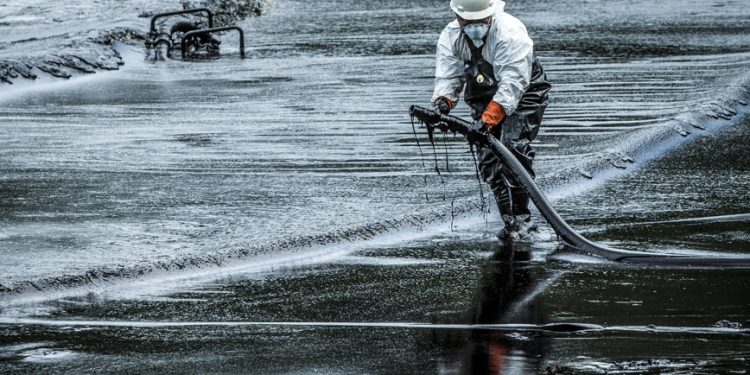 Η πετρελαιοκηλίδα στη Ρωσία και την Κριμαία συνεχίζει να εξαπλώνεται