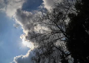 Καιρός: Πτώση της θερμοκρασίας και τοπικές βροχές κυρίως στα δυτικά