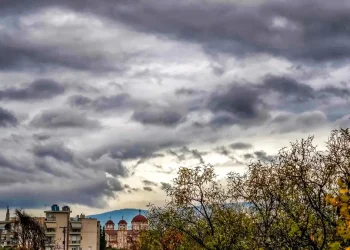 Καιρός: Συννεφιά και βροχές στα δυτικά και το Αιγαίο – Στους 19 βαθμούς η θερμοκρασία