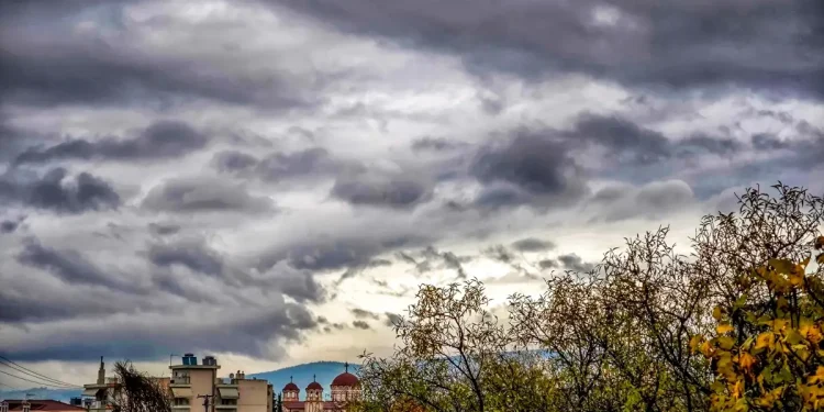 Καιρός: Συννεφιά και βροχές στα δυτικά και το Αιγαίο – Στους 19 βαθμούς η θερμοκρασία