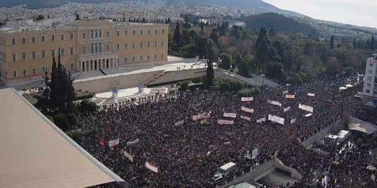 Τραγωδία των Τεμπών: Πλήθος κόσμου στις εκδηλώσεις υποστήριξης σε όλη την Ελλάδα