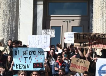 Διαδηλώσεις σε Ελλάδα και εξωτερικό για την τραγωδία των Τεμπών: «Δεν έχω οξυγόνο»