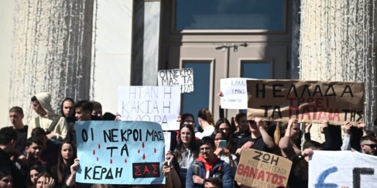 Διαδηλώσεις σε Ελλάδα και εξωτερικό για την τραγωδία των Τεμπών: «Δεν έχω οξυγόνο»