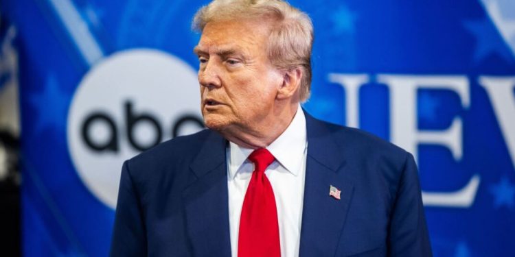 Σχέδιο δασμών εξετάζουν οι σύμβουλοι του Ντόναλντ Τραμπ